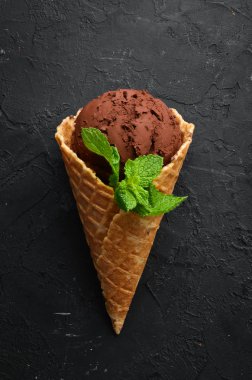 Waffle bardağında çikolatalı dondurma. Üst te. Metniniz için boş alan.