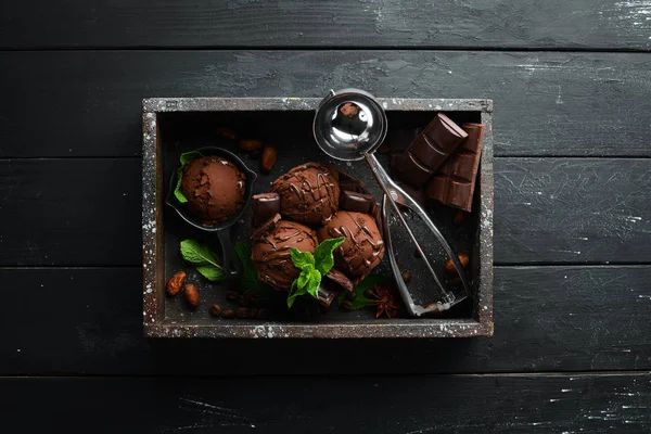 Kutuda çikolatalı dondurma var. Üst te. Metniniz için boş alan.