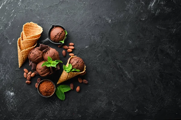 Çikolatalı dondurma. Üst te. Metniniz için boş alan.