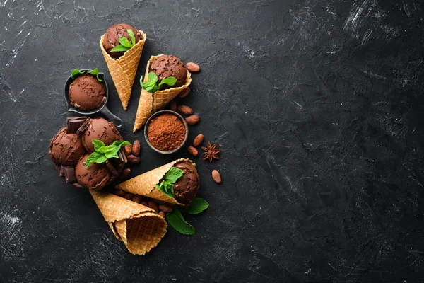 Çikolatalı dondurma. Üst te. Metniniz için boş alan.