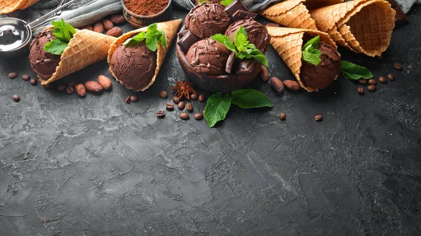 Çikolatalı dondurma. Üst te. Metniniz için boş alan.