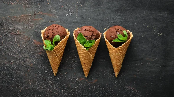 Waffle bardağında çikolatalı dondurma. Üst te. Metniniz için boş alan.