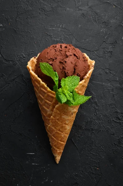 Waffle bardağında çikolatalı dondurma. Üst te. Metniniz için boş alan.