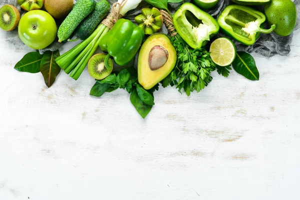 新鮮な有機グリーンの果物や野菜 アボカド キウイ 玉ねぎ ライム パセリオーガニック食品 素朴なスタイル トップビュー テキストの空き領域 — ストック写真