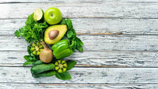 Friss Organikus Zöldgyümölcsök Zöldségek Avokádó Kiwi Hagyma Lime Petrezselyem Bioélelmiszerek — Stock Fotó