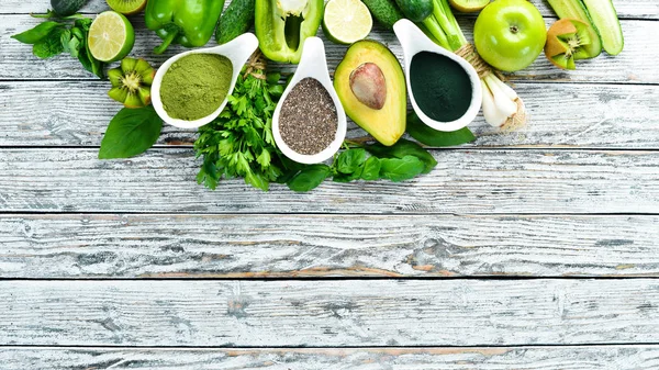 Färska Gröna Grönsaker Rustik Vit Bakgrund Avokado Kiwi Lök Lime — Stockfoto