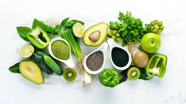 Verse Groene Groenten Een Rustieke Witte Achtergrond Avocado Kiwi Limoen — Stockfoto
