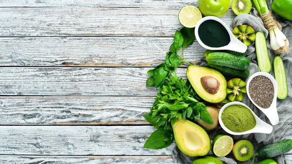 Frisches Grünes Gemüse Vor Rustikalem Weißen Hintergrund Avocado Kiwi Zwiebel — Stockfoto