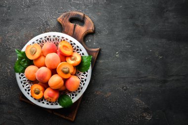Tabakta taze kayısı. Rustik tarz. Üst te. Metniniz için boş alan.