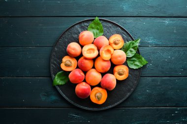 Tabakta taze kayısı. Rustik tarz. Üst te. Metniniz için boş alan.