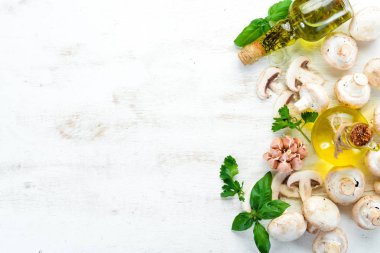 Champignon'lar eski mutfak masasında baharatlarla dolu. Üst te. Metin için boş alan.