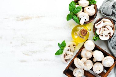 Champignon'lar eski mutfak masasında baharatlarla dolu. Üst te. Metin için boş alan.