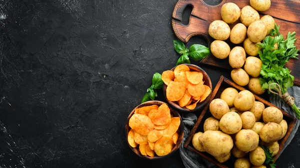 Картопля Картопляні Чіпси Чорному Тлі Органічна Їжа Вид Зверху Вільний — стокове фото