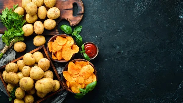 Batatas Batatas Fritas Fundo Preto Comida Orgânica Vista Superior Espaço — Fotografia de Stock