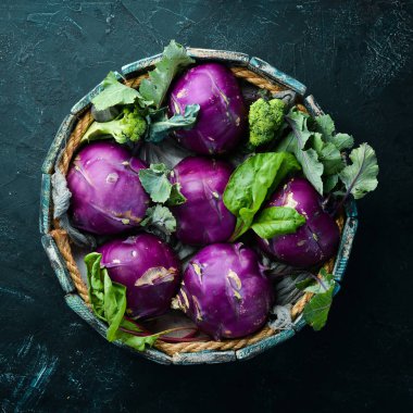 Tahta kutuda Kohlrabi lahanası. Üst te. Metniniz için boş alan.