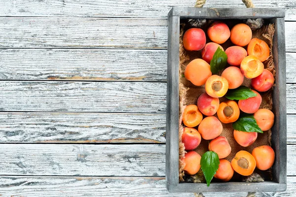 Albicocche Fresche Con Foglie Verdi Una Scatola Stile Rustico Vista — Foto Stock