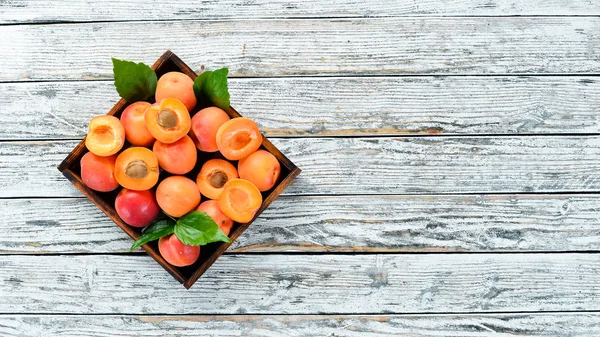 Albicocche Fresche Con Foglie Verdi Una Scatola Stile Rustico Vista — Foto Stock