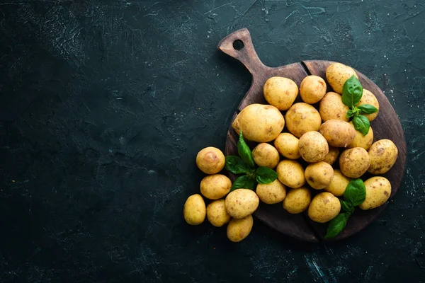 Batatas Frescas Fundo Preto Comida Orgânica Vista Superior Espaço Livre — Fotografia de Stock