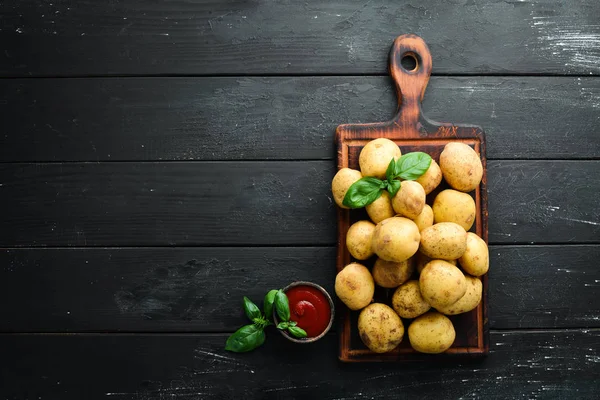 Patatas Frescas Sobre Fondo Negro Comida Ecológica Vista Superior Espacio —  Fotos de Stock