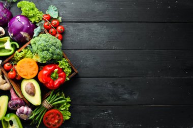 Siyah bir arka plan üzerinde taze sebze. Vejetaryen yemekleri. Üst te. Metniniz için boş alan.