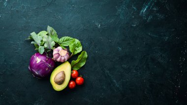 Siyah bir arka plan üzerinde taze sebze. Vejetaryen yemekleri. Üst te. Metniniz için boş alan.
