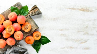 Beyaz ahşap arka planda kayısı. Rustik tarz. Üst te. Metniniz için boş alan.