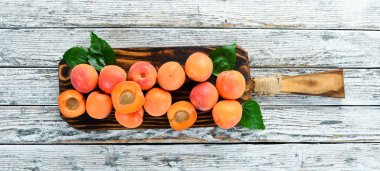 Beyaz ahşap arka planda kayısı. Rustik tarz. Üst te. Metniniz için boş alan.