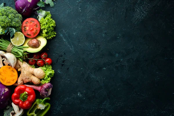 Verduras Frescas Sobre Fondo Negro Comida Vegetariana Vista Superior Espacio — Foto de Stock