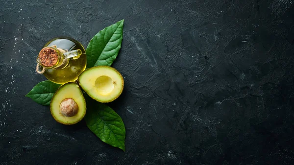 Avocado Olie Verse Avocado Een Zwarte Achtergrond Rustieke Stijl Bovenaanzicht — Stockfoto