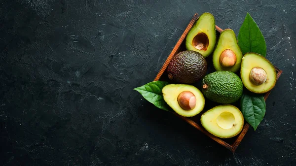 Avocado Mit Blättern Karton Rustikaler Stil Ansicht Von Oben Freiraum — Stockfoto