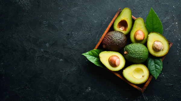 Avocat Avec Feuilles Dans Boîte Style Rustique Vue Dessus Espace — Photo