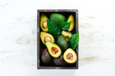 Kutuda yapraklı avokado. Rustik tarz. Üst te. Metniniz için boş alan.