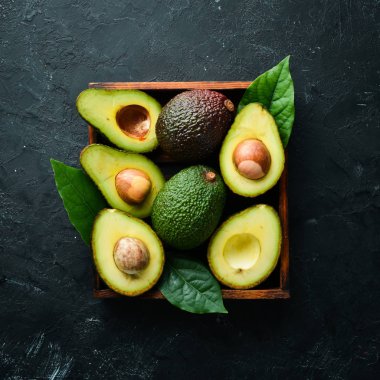 Kutuda yapraklı avokado. Rustik tarz. Üst te. Metniniz için boş alan.