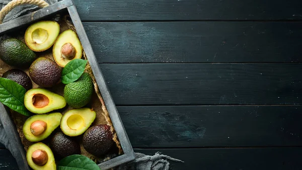 Aguacate Con Hojas Caja Estilo Rústico Vista Superior Espacio Libre —  Fotos de Stock