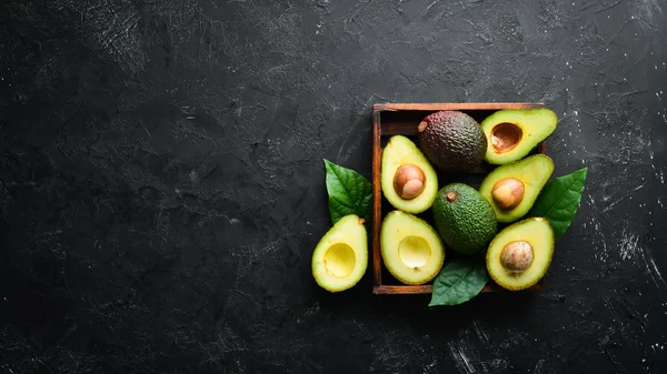 Aguacate Con Hojas Caja Estilo Rústico Vista Superior Espacio Libre —  Fotos de Stock