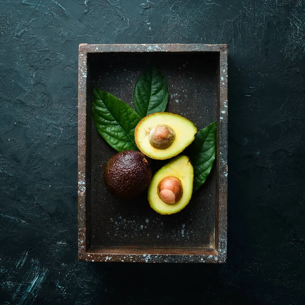 Avocado Met Bladeren Doos Rustieke Stijl Bovenaanzicht Vrije Ruimte Voor — Stockfoto