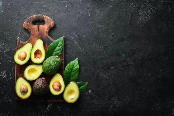 Aguacate Fresco Con Hojas Sobre Fondo Negro Vista Superior Espacio —  Fotos de Stock