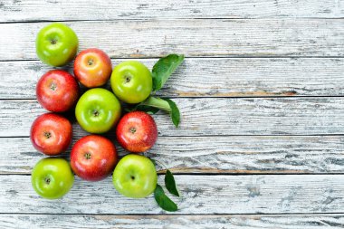 Beyaz ahşap arka plan üzerinde renkli elma. Meyve. Üst te. Metin için boş alan.