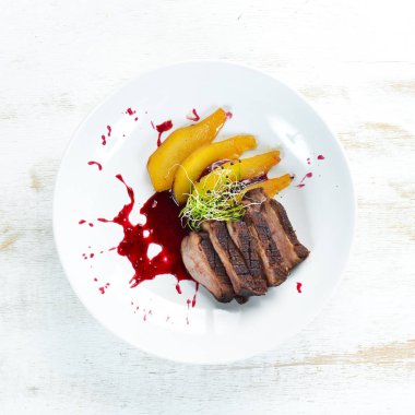 Armutla pişirilen dana eti. Tabakta. Üst te. Metniniz için boş alan.