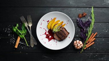 Armutla pişirilen dana eti. Tabakta. Üst te. Metniniz için boş alan.