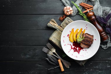 Armutla pişirilen dana eti. Tabakta. Üst te. Metniniz için boş alan.