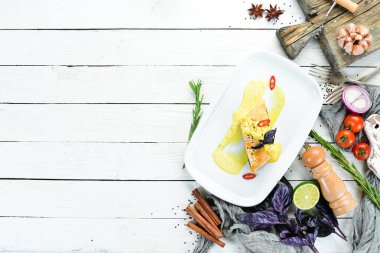 Hamurda ıspanaklı somon balığı. Tabakta. Üst te. Metniniz için boş alan.