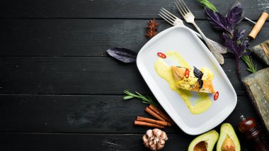 Hamurda ıspanaklı somon balığı. Tabakta. Üst te. Metniniz için boş alan.