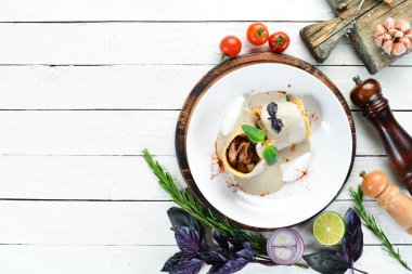 Kremalı soslu pastırma ve soğanlı krep. Tabakta. Üst te. Metniniz için boş alan.