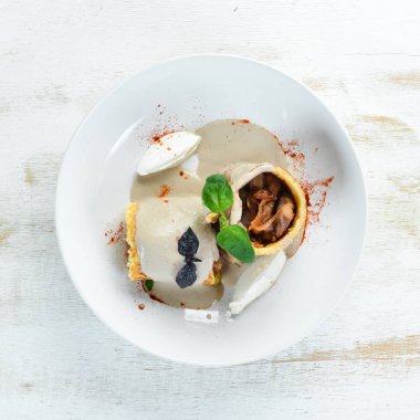 Kremalı soslu pastırma ve soğanlı krep. Tabakta. Üst te. Metniniz için boş alan.