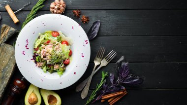 Sebzeli Ton Balığı Salatası. Tabakta. Üst te. Metniniz için boş alan.