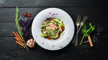 Sebzeli Ton Balığı Salatası. Tabakta. Üst te. Metniniz için boş alan.