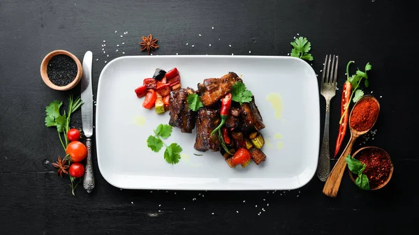 Costillas Cerdo Horno Con Verduras Plato Sobre Fondo Madera Vista — Foto de Stock