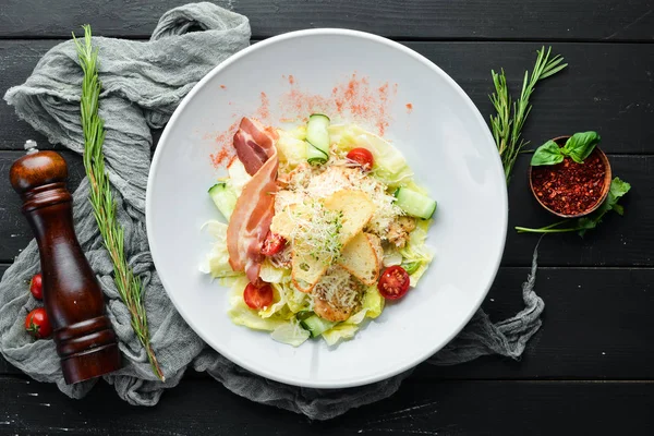 Pastırmalı Sebzeli Sezar Salatası Ahşap Bir Arka Plan Üzerinde Üst — Stok fotoğraf