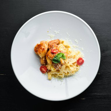 Tavuklu Makarna ve Parmesan. Ahşap bir arka plan üzerinde. Üst te. Metniniz için boş alan.